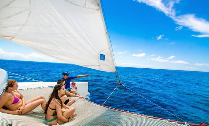 Blue Channel Catamaran Cruise Day Tour in Roatan, Honduras